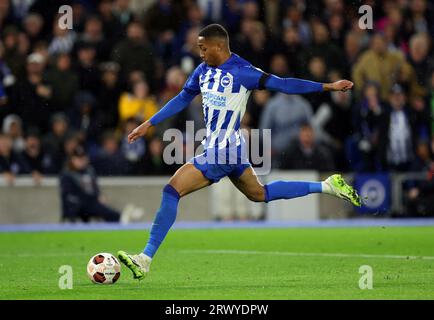 Joao Pedro von Brighton und Hove Albion schießt während des UEFA Europa League Gruppe B-Spiels bei AMEX, Brighton und Hove. Bilddatum: Donnerstag, 21. September 2023. Stockfoto