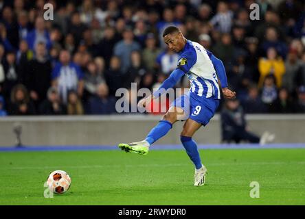 Joao Pedro von Brighton und Hove Albion schießt während des UEFA Europa League Gruppe B-Spiels bei AMEX, Brighton und Hove. Bilddatum: Donnerstag, 21. September 2023. Stockfoto