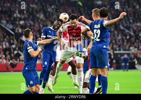 AMSTERDAM - (l-r) Chor Mbemba von Olympique Marseille, Josip Sutalo von Ajax während des UEFA Europa League-Spiels zwischen Ajax Amsterdam und Olympique de Marseille in der Johan Cruijff Arena am 21. September 2023 in Amsterdam, Niederlande. ANP OLAF KRAAK Stockfoto