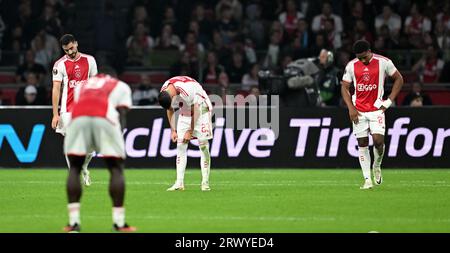 AMSTERDAM - (l-r) Josip Sutalo aus Ajax, Steven Berghuis aus Ajax, Silvano Vos aus Ajax Enttäuschung nach dem 3-3 während des UEFA Europa League-Spiels zwischen Ajax Amsterdam und Olympique de Marseille in der Johan Cruijff Arena am 21. September 2023 in Amsterdam, Niederlande. ANP OLAF KRAAK Stockfoto