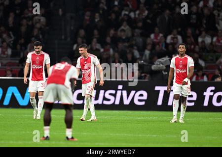 AMSTERDAM - (l-r) Josip Sutalo aus Ajax, Steven Berghuis aus Ajax, Silvano Vos aus Ajax Enttäuschung nach dem 3-3 während des UEFA Europa League-Spiels zwischen Ajax Amsterdam und Olympique de Marseille in der Johan Cruijff Arena am 21. September 2023 in Amsterdam, Niederlande. ANP OLAF KRAAK Stockfoto