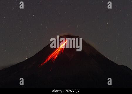 Magelang, Zentraljava, Indonesien. September 2023. Der Berg Merapi spuckt vulkanisches Material aus dem Dorf Srumbung, Magelang, Zentral-Java. (Bild: © Angga Budhiyanto/ZUMA Press Wire) NUR REDAKTIONELLE VERWENDUNG! Nicht für kommerzielle ZWECKE! Stockfoto