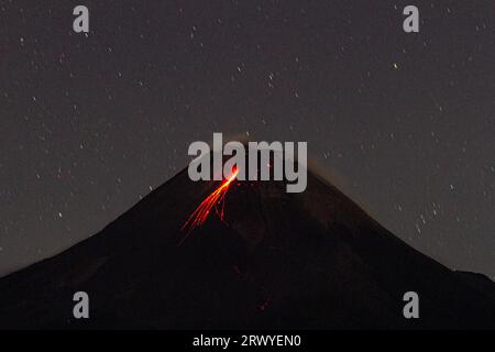 Magelang, Zentraljava, Indonesien. September 2023. Der Berg Merapi spuckt vulkanisches Material aus dem Dorf Srumbung, Magelang, Zentral-Java. (Bild: © Angga Budhiyanto/ZUMA Press Wire) NUR REDAKTIONELLE VERWENDUNG! Nicht für kommerzielle ZWECKE! Stockfoto