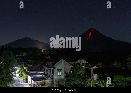 Magelang, Zentraljava, Indonesien. September 2023. Der Berg Merapi spuckt vulkanisches Material aus dem Dorf Srumbung, Magelang, Zentral-Java. (Bild: © Angga Budhiyanto/ZUMA Press Wire) NUR REDAKTIONELLE VERWENDUNG! Nicht für kommerzielle ZWECKE! Stockfoto