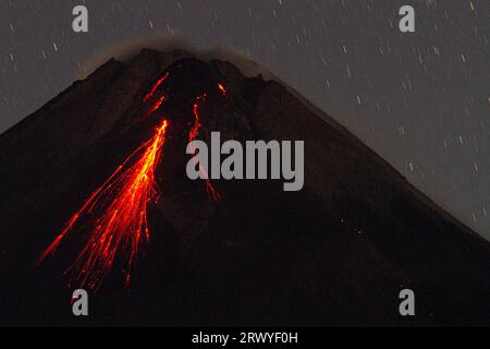 Magelang, Zentraljava, Indonesien. September 2023. Der Berg Merapi spuckt vulkanisches Material aus dem Dorf Srumbung, Magelang, Zentral-Java. (Bild: © Angga Budhiyanto/ZUMA Press Wire) NUR REDAKTIONELLE VERWENDUNG! Nicht für kommerzielle ZWECKE! Stockfoto