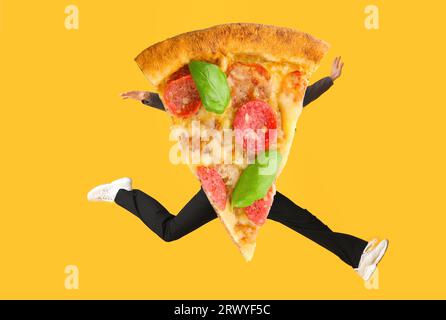 Springendes Stück leckere Pizza mit menschlichen Händen und Beinen auf gelbem Hintergrund Stockfoto