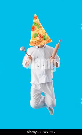 Springkoch mit Scheibe leckerer Pizza statt Kopf auf blauem Hintergrund Stockfoto