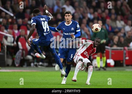 AMSTERDAM - (l-r) Chor Mbemba von Olympique Marseille, Leonardo Balerdi von Olympique Marseille, Carlos Forms von Ajax während des UEFA Europa League-Spiels zwischen Ajax Amsterdam und Olympique de Marseille in der Johan Cruijff Arena am 21. September 2023 in Amsterdam, Niederlande. ANP OLAF KRAAK Stockfoto