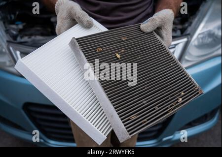 Der Hauptschalter wechselt den Innenraumluftfilter des Fahrzeugs. Stockfoto