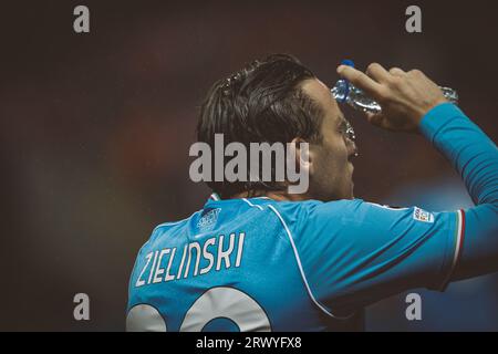 Piotr Zielinski während des Spiels der UEFA Champions League 2023/24 zwischen dem SC Braga und dem SSC Napoli im Estadio Municipal de Braga, Braga, Portugal. (Maciej Rog Stockfoto