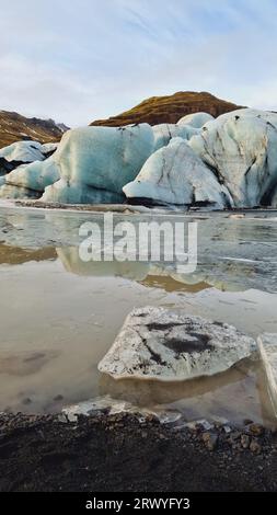 Riesige Eisfelsen, die den Vatnajokull-Gletscher mit Diamanten in isländischer Region, gefrorener Landschaft und Natur bilden. Natürliche arktische Eisfragmente, die auf dem See schweben, beeindruckende Eisberge. Stockfoto