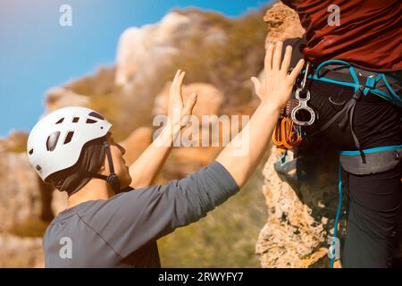 Männer klettern, wandern in den Bergen. Stockfoto