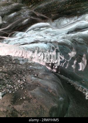 Vatnajokull-Eiskappe mit gefrorenen Blöcken, Eisfelsen und Eisfragmenten mit gerissener Textur und Gletscherlagunenspalte mit Tunneln. Im Inneren großer, kalter Höhlen mit verschneiten Wänden und Eisbergen, Gletscherstruktur. Stockfoto