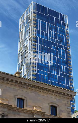 946 Blaue Glasfassade des modernen wohngebäudes in der Spring Street, Blick über das alte Treasury Building. Melbourne-Australien. Stockfoto