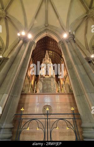 952 Saint Patricks Cathedral Interior= Rückseite des Hauptaltars, der von Farmer und Brindley aus Alabaster geschnitzt wurde. Melbourne-Australien. Stockfoto