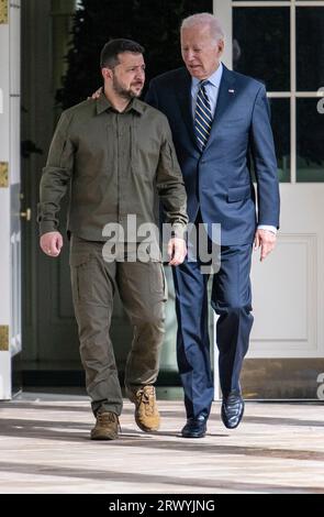 Washington, Usa. September 2023. US-Präsident Joe Biden und der ukrainische Präsident Wolodymyr Zelensky gehen am 21. September 2023 durch die Kolonnade zum Oval Office im Weißen Haus in Washington, DC. (Foto: JIM WATSON/POOL/AFP) Credit: SIPA USA/Alamy Live News Stockfoto