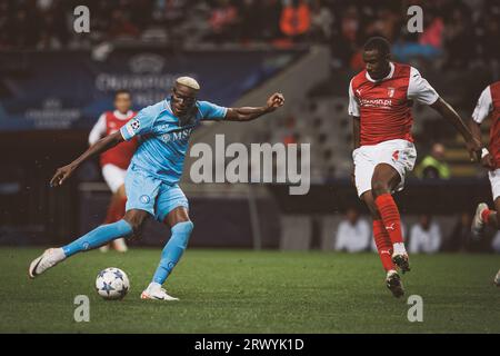 Victor Osimhen, Sikou Niakate während des Spiels der UEFA Champions League 2023/24 zwischen dem SC Braga und dem SSC Napoli im Estadio Municipal de Braga, Braga, Portuga Stockfoto