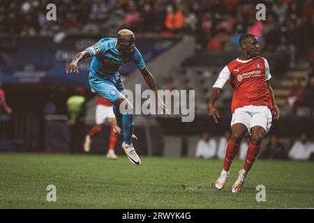 Victor Osimhen, Sikou Niakate während des Spiels der UEFA Champions League 2023/24 zwischen dem SC Braga und dem SSC Napoli im Estadio Municipal de Braga, Braga, Portuga Stockfoto