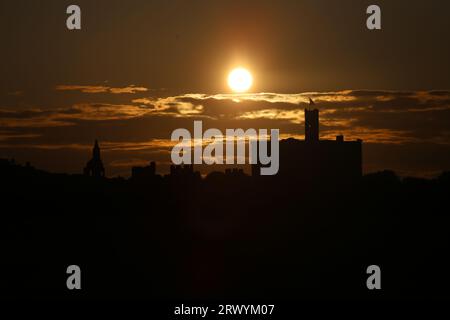 Warkworth Castle, Northumberland, UK, Sunset, Herbstgleiche ist 23/09/23, wenn Autum beginnt, 21. September 2023, Credit: DEW/Alamy Live News Stockfoto