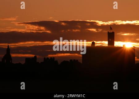 Warkworth Castle, Northumberland, UK, Sunset, Herbstgleiche ist 23/09/23, wenn Autum beginnt, 21. September 2023, Credit: DEW/Alamy Live News Stockfoto