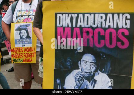 Demonstranten halten ein Foto von Kriegsrechtsopfern und Ferdinand Emmanuel Edralin Marcos Sr. Extremisten marschierten in Manila, um den 51. Jahrestag der Erklärung des Kriegsrechts auf den Philippinen durch den verstorbenen Diktator Ferdinand Emmanuel Edralin Marcos Sr. Zu begehen Geschichte. Der ehemalige Präsident Marcos stellte die gesamten Philippinen unter das Kriegsrecht, das vom 21. September 1972 bis zum 17. Januar 1981 galt. Während dieser Zeit entschloss sich Marcos gegen Meinungsverschiedenheiten und inhaftierte Tausende seiner politischen Kritiker. Die Familie des Diktators, mit der Macht von Ferdin Stockfoto