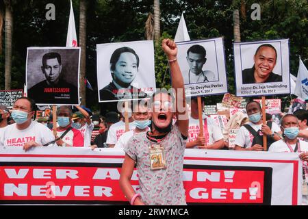 Eine Aktivistin macht während der Demonstration eine Geste. Extremisten marschierten in Manila, um den 51. Jahrestag der Erklärung des Kriegsrechts auf den Philippinen durch den verstorbenen Diktator Ferdinand Emmanuel Edralin Marcos Sr. Zu begehen. Der ehemalige Präsident Marcos stellte die gesamten Philippinen unter das Kriegsrecht, das vom 21. September 1972 bis zum 17. Januar 1981 galt. Während dieser Zeit entschloss sich Marcos gegen Meinungsverschiedenheiten und inhaftierte Tausende seiner politischen Kritiker. Die Familie des Diktators, mit der Macht von Ferdinand Marcos Jr., einem aktuellen philippinischen Präsidenten Stockfoto