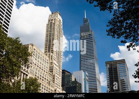 Bürogebäude an der 42nd Street aus dem Bryant Park, 2023, New York City, USA Stockfoto