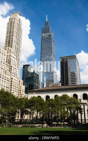 Bürogebäude an der 42nd Street aus dem Bryant Park, 2023, New York City, USA Stockfoto