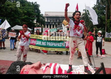 Aktivisten treten während der Demonstration auf der Straße auf. Extremisten marschierten in Manila, um den 51. Jahrestag der Erklärung des Kriegsrechts auf den Philippinen durch den verstorbenen Diktator Ferdinand Emmanuel Edralin Marcos Sr. Zu begehen. Der ehemalige Präsident Marcos stellte die gesamten Philippinen unter das Kriegsrecht, das vom 21. September 1972 bis zum 17. Januar 1981 galt. Während dieser Zeit entschloss sich Marcos gegen Meinungsverschiedenheiten und inhaftierte Tausende seiner politischen Kritiker. Die Familie des Diktators, mit der Macht von Ferdinand Marcos Jr., einem aktuellen Phil Stockfoto