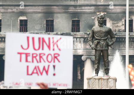 Ein Aktivist hält während der Demonstration ein Plakat. Extremisten marschierten in Manila, um den 51. Jahrestag der Erklärung des Kriegsrechts auf den Philippinen durch den verstorbenen Diktator Ferdinand Emmanuel Edralin Marcos Sr. Zu begehen. Der ehemalige Präsident Marcos stellte die gesamten Philippinen unter das Kriegsrecht, das vom 21. September 1972 bis zum 17. Januar 1981 galt. Während dieser Zeit entschloss sich Marcos gegen Meinungsverschiedenheiten und inhaftierte Tausende seiner politischen Kritiker. Die Familie des Diktators, mit der Macht von Ferdinand Marcos Jr., einem aktuellen Philippi Stockfoto