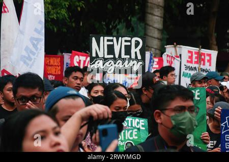 Ein Aktivist hält während der Demonstration ein Plakat. Extremisten marschierten in Manila, um den 51. Jahrestag der Erklärung des Kriegsrechts auf den Philippinen durch den verstorbenen Diktator Ferdinand Emmanuel Edralin Marcos Sr. Zu begehen. Der ehemalige Präsident Marcos stellte die gesamten Philippinen unter das Kriegsrecht, das vom 21. September 1972 bis zum 17. Januar 1981 galt. Während dieser Zeit entschloss sich Marcos gegen Meinungsverschiedenheiten und inhaftierte Tausende seiner politischen Kritiker. Die Familie des Diktators, mit der Macht von Ferdinand Marcos Jr., einem aktuellen Philippi Stockfoto