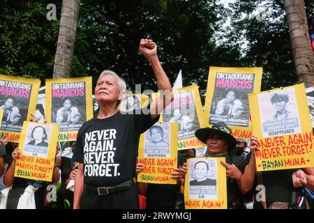 Eine Aktivistin macht während der Demonstration eine Geste. Extremisten marschierten in Manila, um den 51. Jahrestag der Erklärung des Kriegsrechts auf den Philippinen durch den verstorbenen Diktator Ferdinand Emmanuel Edralin Marcos Sr. Zu begehen. Der ehemalige Präsident Marcos stellte die gesamten Philippinen unter das Kriegsrecht, das vom 21. September 1972 bis zum 17. Januar 1981 galt. Während dieser Zeit entschloss sich Marcos gegen Meinungsverschiedenheiten und inhaftierte Tausende seiner politischen Kritiker. Die Familie des Diktators, mit der Macht von Ferdinand Marcos Jr., einem aktuellen philippinischen Präsidenten Stockfoto