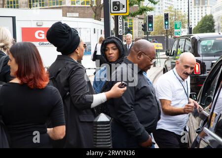 London, Großbritannien. September 2023. Der Vater von Chris Kaba verlässt den Hof des Magistrats von Westminster. Ein Feuerwaffenoffizier der Metropolitan Police wurde angeklagt, Chris Kaba ermordet zu haben, der letztes Jahr in Süd-London erschossen wurde. Der Offizier, der nur als NX121 bekannt ist, erschien am Westminster Richter Gericht. Quelle: SOPA Images Limited/Alamy Live News Stockfoto