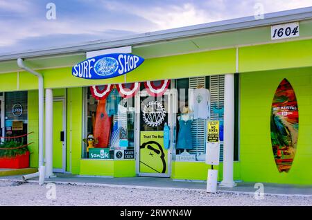 Blu Revival Surf Shop ist abgebildet, 15. August 2023, in Dauphin Island, Alabama. Im Souvenirladen werden Surfbretter, Bekleidung und lokale Souvenirs verkauft. Stockfoto