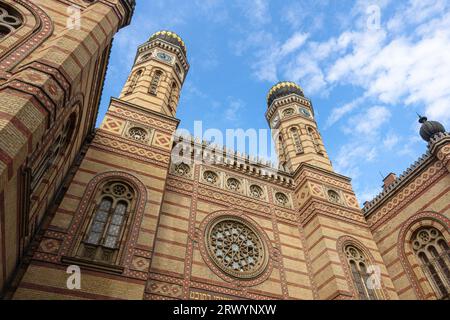 Die Türme der Dohany Street Synagoge im jüdischen Viertel Erzsebetvaros, Bezirk VII in Budapest, Ungarn Stockfoto