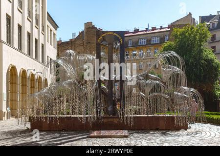 Das Denkmal der ungarischen jüdischen Märtyrer im Holocaust-Gedächtnispark Raul Wallenberg hinter der Synagoge in der DoDany Street in Budapest, Ungarn Stockfoto