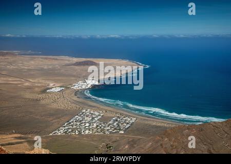 Famara und La Caleta de Famara, Blick von Risco de Famara, Kanarische Inseln, Lanzarote, Teguise Stockfoto