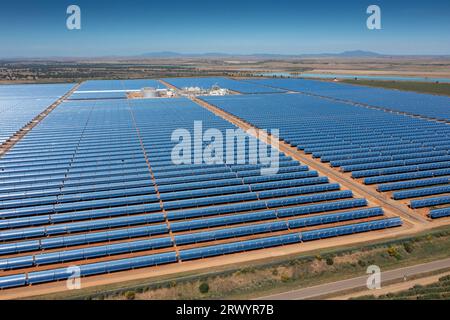 Photovoltaik-Display mit Parabolrinnen, Spanien, Extremadura, Madrigalejo Stockfoto