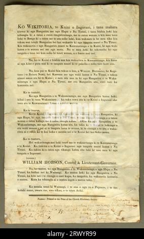 Blatt 4 des ursprünglichen Vertrags von Waitangi, unterzeichnet 1840 zwischen der britischen Krone und den Maori-Häuptern. Fotografiert bei verfügbarem Licht im Ausstellungsraum des National Museum of New Zealand mit einer hohen ISO-Einstellung, die eine gewisse Körnung hervorgebracht hat. Stockfoto