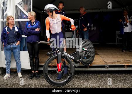 Emmen, Niederlande. September 2023. EMMEN, NIEDERLANDE - 21. SEPTEMBER: Sjoerd Bax aus den Niederlanden geht an den Start, bevor er in der Elite Mixed Team Relay der UEC Road Cycling Europameisterschaften 2023 im WILDLANDS Adventure Zoo Emmen am 21. September 2023 in Emmen, Niederlande, antritt (Foto: Rene Nijhuis/BSR Agency) Credit: BSR Agency/Alamy Live News Stockfoto