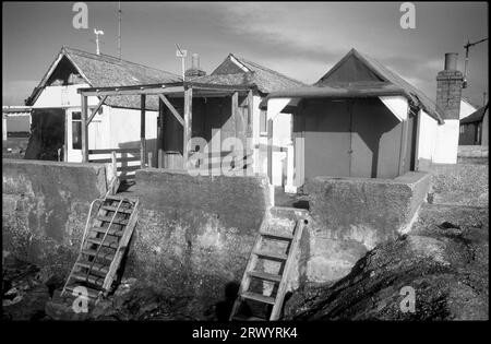 Chalets at Shelly Beach, Exmouth, Devon, England, Großbritannien. Graustufenbild aus Farbtransparenz Stockfoto