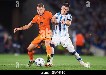 Ander Barrenetxea von Real Sociedad und Nicolo Barella vom FC Internazionale in Aktion während des UEFA Champions League-Spiels zwischen Real Sociedad und Stockfoto