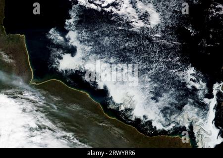 28. Juni 2023 - USA - die Visible Infrared Imaging Radiometer Suite auf dem NOAA-20-Satelliten der National Oceanic and Atmospheric Administration hat am 28. Juni 2023 dieses Bild von fragmentiertem Eis in der Hudson Bay aufgenommen. Das Meereis schmilzt in der Regel zwischen Juni und August, und die Bucht beginnt Ende Oktober oder November wieder zu frieren. Das Ebbe und der Eisfluss und seine Verteilung spielen eine wichtige Rolle im Leben vieler Tiere, insbesondere Eisbären. Wenn es Eis in der Bucht gibt, begeben sich Eisbären auf die Jagd nach Ringelrobben und anderen Beute. Wenn das Eis schmilzt, ziehen sich die Bären an die Küste zurück Stockfoto