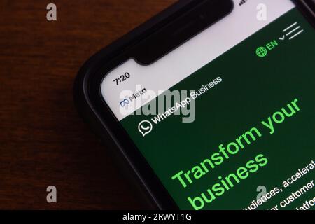 WhatsApp Business-Website auf dem iPhone. WhatsApp Business ist eine App für Geschäftsinhaber, die mit Kunden über WhatsApp kommunizieren möchten Stockfoto