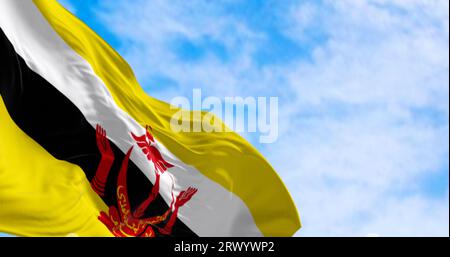 Nationalflagge von Brunei, die an klaren Tagen im Wind winkt. Brunei Darussalam ist ein Land in Südostasien. 3D-Illustrations-Rendering. Flatternder fa Stockfoto