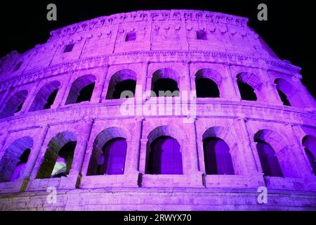 Rom, Italien. September 2023. Die Fassade des Kolosseums leuchtet lila, um den Alzheimer-Tag in Rom zu feiern. Die Alzheimer-Krankheit ist ein neurodegeneratives Syndrom, dessen Ursachen noch unbekannt sind. Nach Angaben der Weltgesundheitsorganisation leiden weltweit mehr als 55 Millionen Menschen an Demenz, mehr als 60 % davon leben in Ländern mit niedrigem und mittlerem Einkommen. Jedes Jahr werden fast 10 Millionen neue Fälle gemeldet. Im Jahr 2019 kostete Demenz weltweit 1,3 Billionen US-Dollar. Die Alzheimer-Krankheit macht 60-70% der Demenzfälle aus. (Bild: © Marcello Valeri/ZUMA Press Wire) EDITORIAL Stockfoto