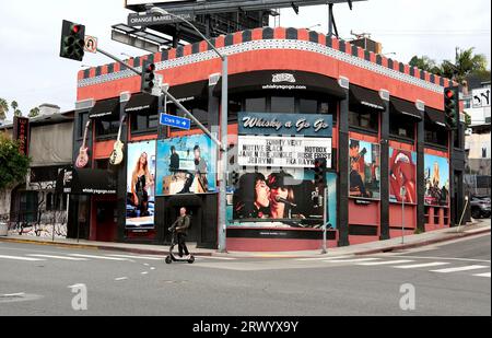 Der historische Whisky A Go Go on the Sunset Strip mit Werbetafeln aus dem Rolling Stones Video Angry, Los Angeles, CA, USA Stockfoto