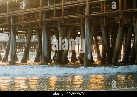 Santa Monica, KALIFORNIEN, USA. September 2021 28. Wellen prallen gegen einen Pier, während die Sonne auf dem Meer untergeht (Foto: © Walter G Arce SR Grindstone Medi/ASP) NUR REDAKTIONELLE VERWENDUNG! Nicht für kommerzielle ZWECKE! Stockfoto