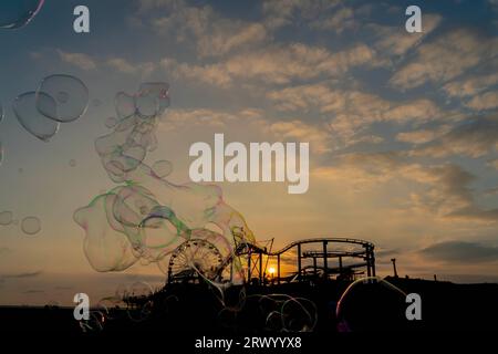 Santa Monica, KALIFORNIEN, USA. September 2021 28. Blick auf einen Pier an der kalifornischen Küste bei Sonnenuntergang mit Flüssigkeitsblasen im Vordergrund (Bild: © Walter G Arce SR Grindstone Medi/ASP) NUR REDAKTIONELL! Nicht für kommerzielle ZWECKE! Stockfoto