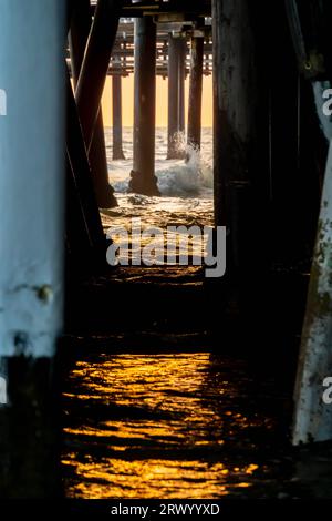 Santa Monica, KALIFORNIEN, USA. September 2021 28. Wellen prallen gegen einen Pier, während die Sonne auf dem Meer untergeht (Foto: © Walter G Arce SR Grindstone Medi/ASP) NUR REDAKTIONELLE VERWENDUNG! Nicht für kommerzielle ZWECKE! Stockfoto